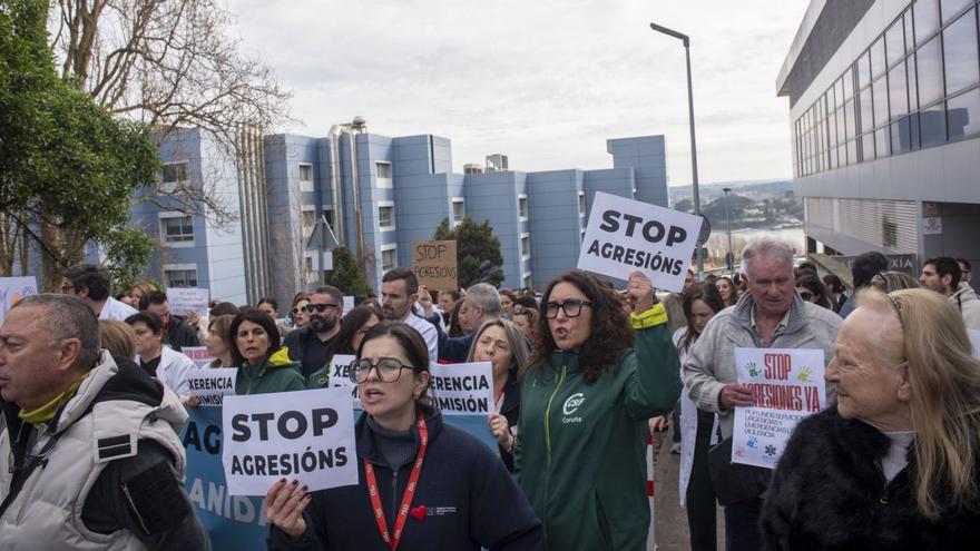 Concentración del personal del Chuac, en febrero, demandando una mayor seguridad | Casteleiro