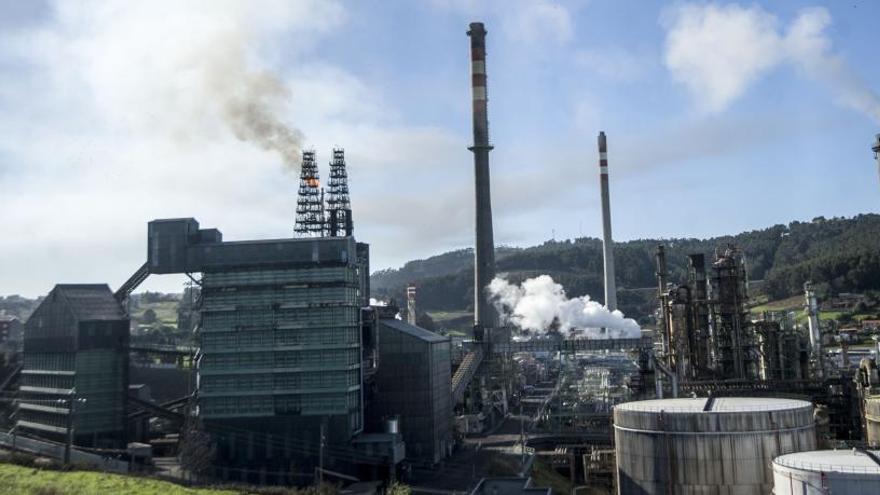 Los bomberos rescatan a un trabajador que sufrió un accidente en la refinería