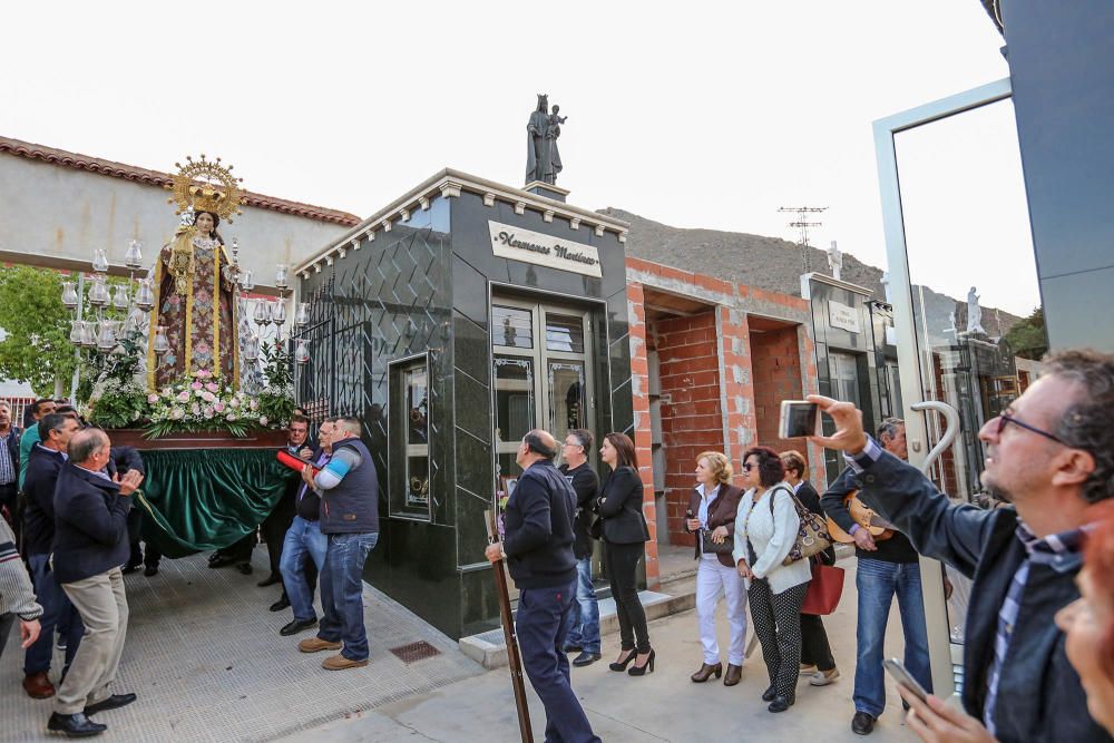 Un amplio número de vecinos se sumó a la celebración de los 200 años del cementerio de Cox.