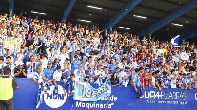 Blanco y azul en todos los campos de Primera RFEF