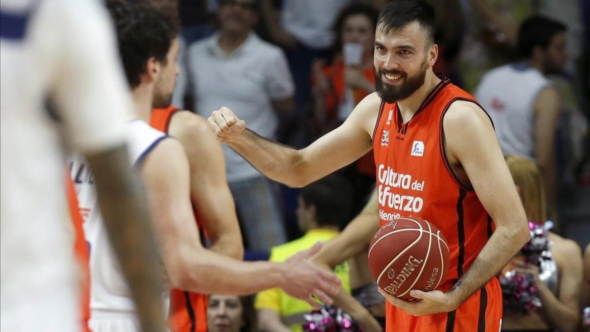 Oriola, durante un partido con el Valencia Basket.