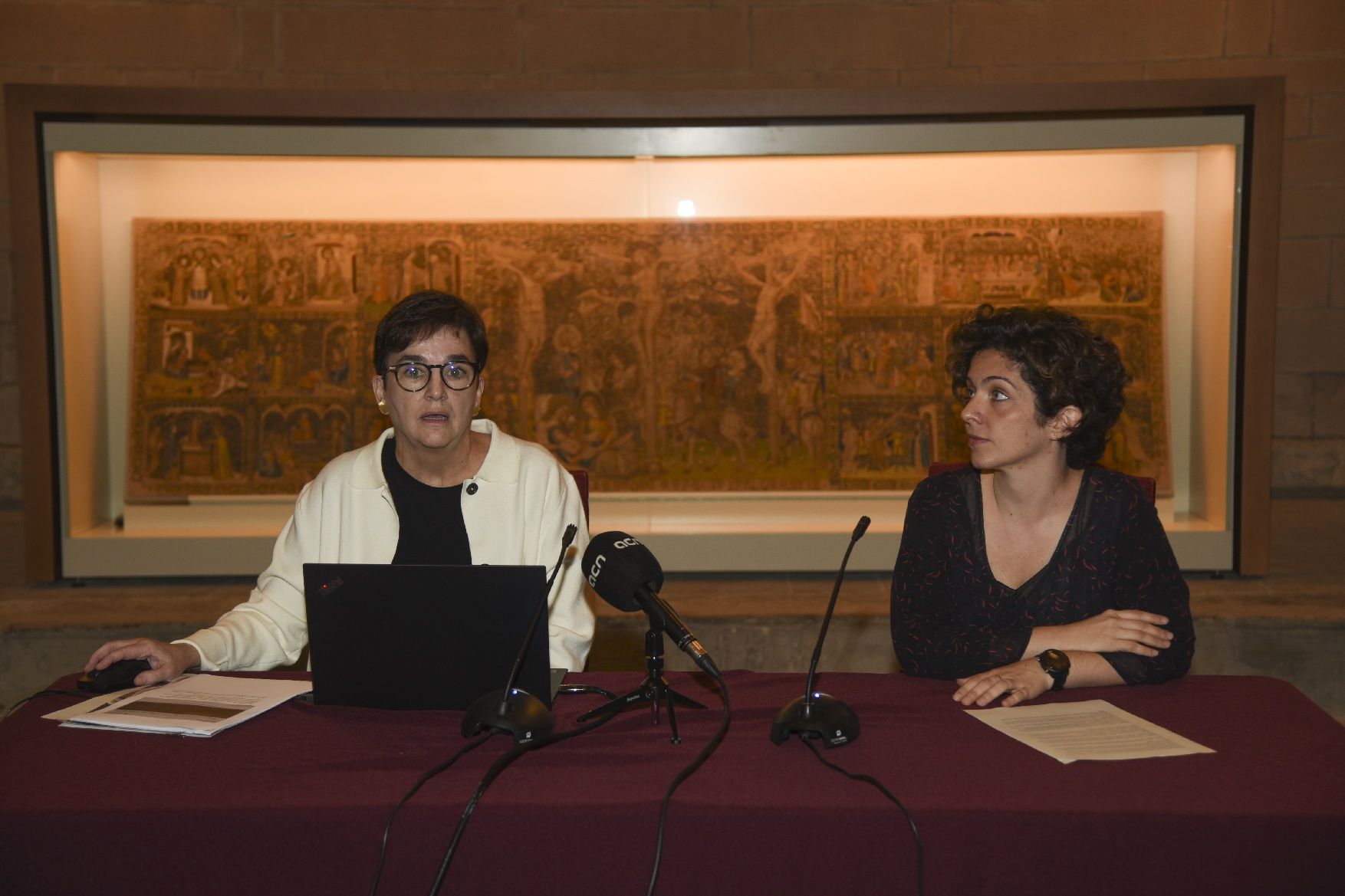 Un centenar de persones presencien a la Seu de Manresa la inauguració del frontal florentí restaurat