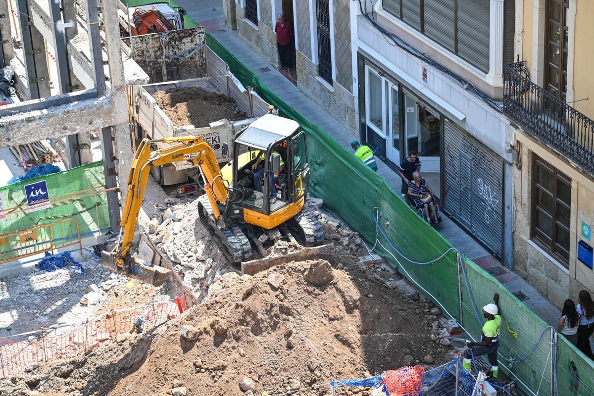 Un negocio a escasos metros de las obras del Mercado Central de Elche el pasado mes de junio