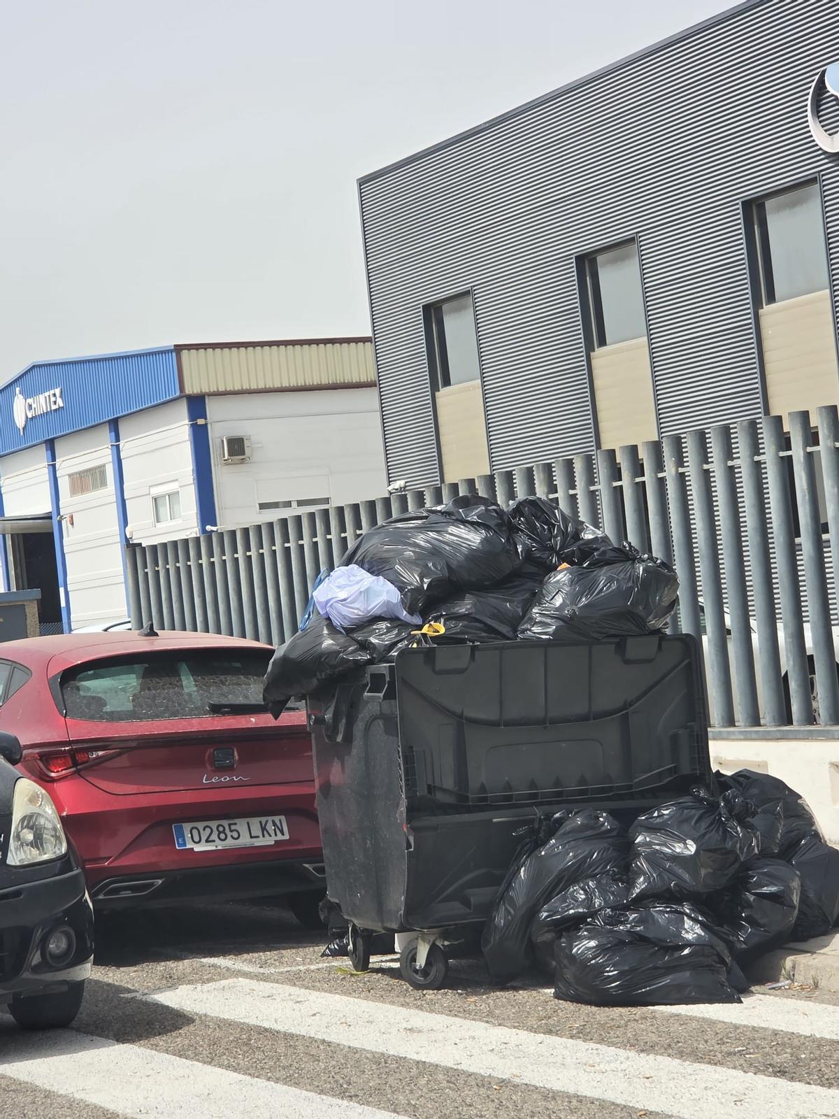 Basura en el polígono del Mediterráneo.
