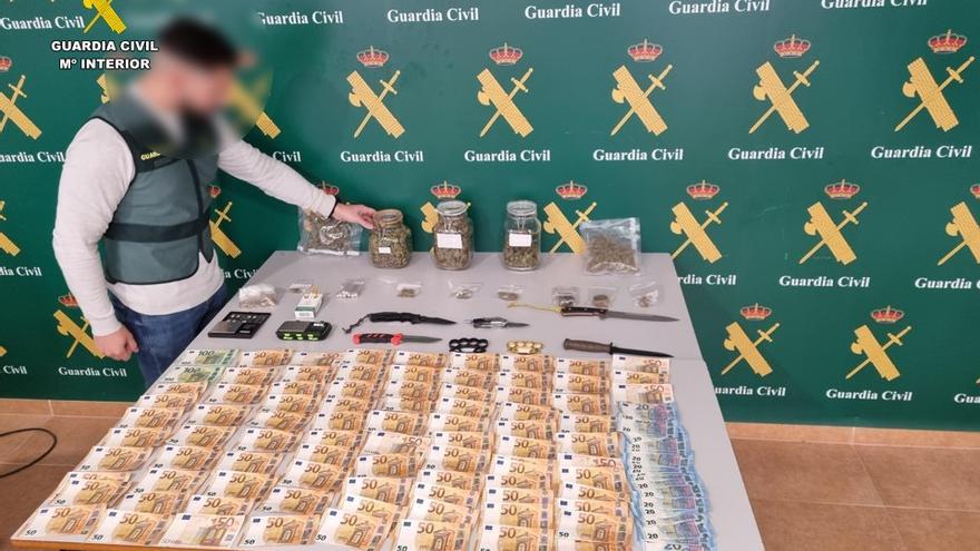 La Guardia Civil detiene a cuatro personas ligadas a clubes cannábicos por la venta ilícita de drogas en Torrevieja