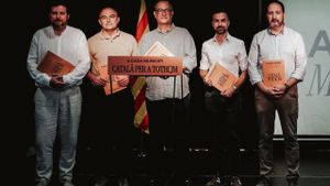 Los representantes de las entidades municipalistas catalanas y de Òmnium Cultural muestran su compromiso por el impulso de la lengua catalana