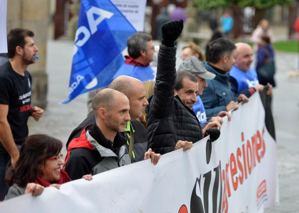 Los funcionarios de prisiones en huelga llevan sus protestas a las calles de Pontevedra