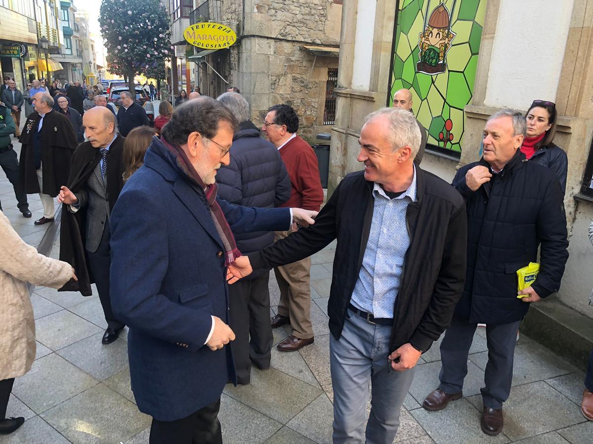 Rajoy saluda a un vecino en las calles de Lalín