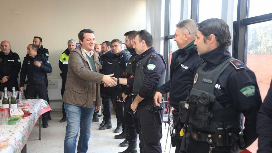 El alcalde de Córdoba visita a los bomberos y Policía Local por Nochebuena