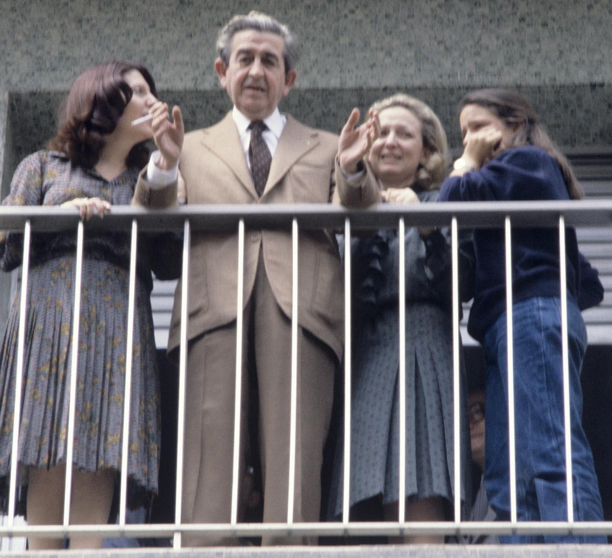 Suñer, junto a su familia, tras ser liberado de su cautiverio.