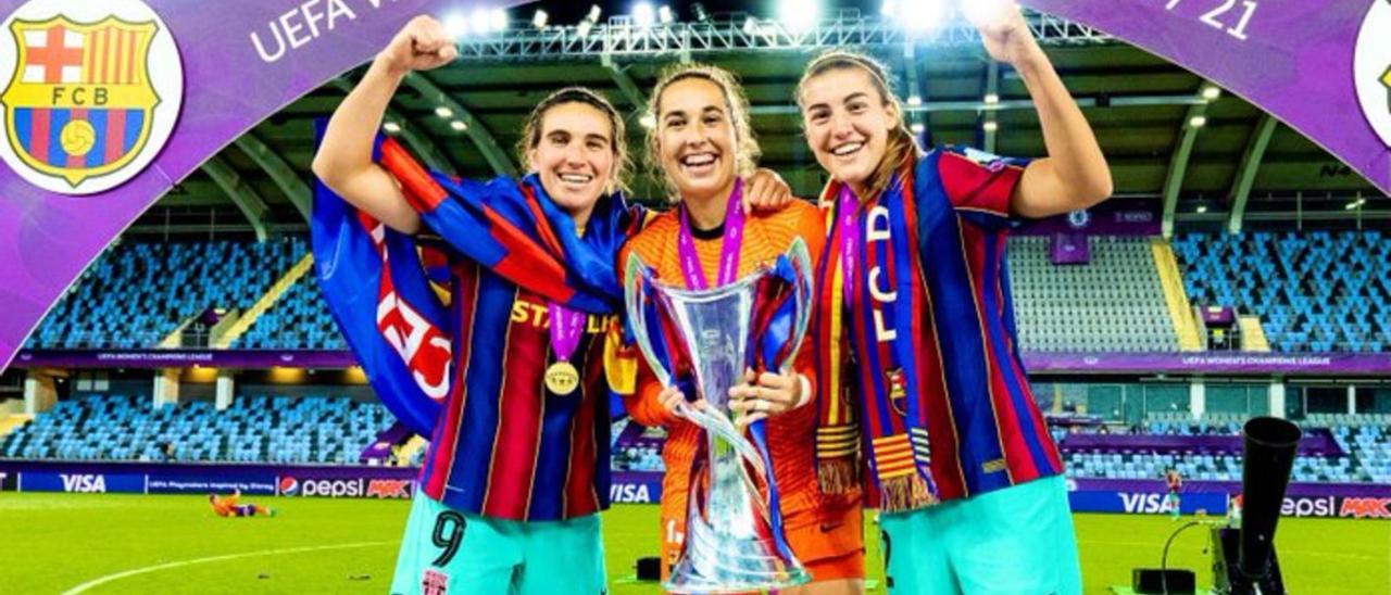 Mariona Caldentey, Cata Coll y Patri Guijarro (de izq. a der.), tras la conquista de la primera Champions femenina.