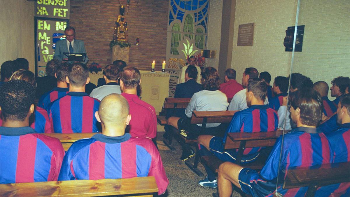 La plantilla del primer equipo, en 2001, en la tradicional misa de comienzo de temporada que dejó de celebrarse hace años