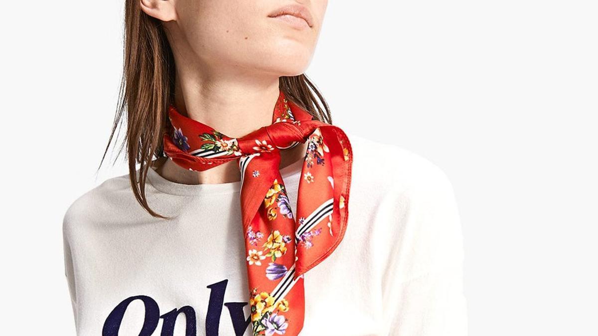 Pañuelo con estampado de flores de Zara.