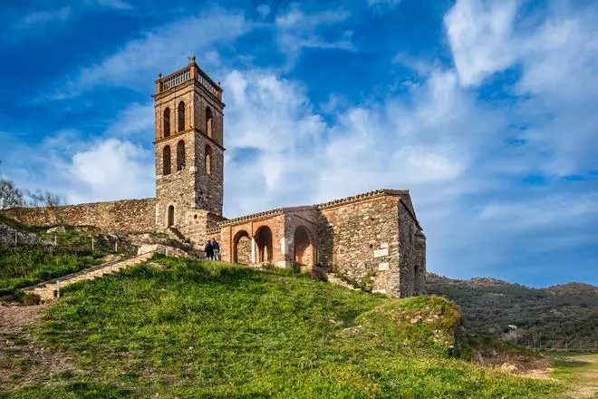 Almonaster la Real, el pueblo blanco de Huelva con una mezquita califal de mil años dentro de un castillo
