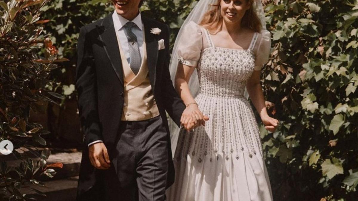 Foto oficial de Beatriz de York y Edoardo Mapelli, en la capilla del castillo de Windsor.