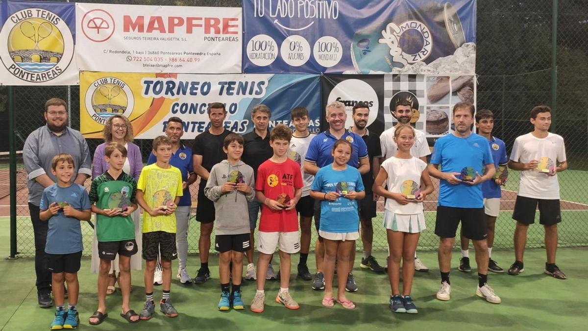 Jugadores premiados en un torneo organizado por el Club de Tenis de Ponteareas. |   // D.P.