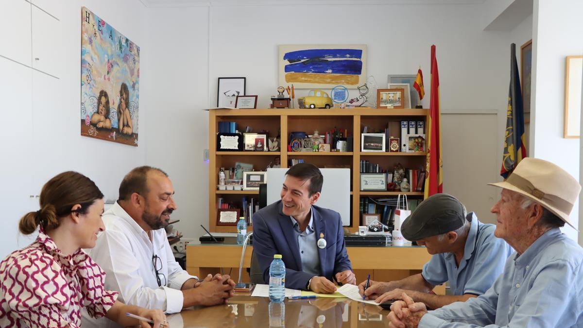 Firma del convenio el Ayuntamiento de Burjassot con Aderes.