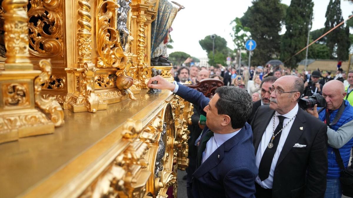 Juanma Moreno dándole al llamador de El Cachorro.