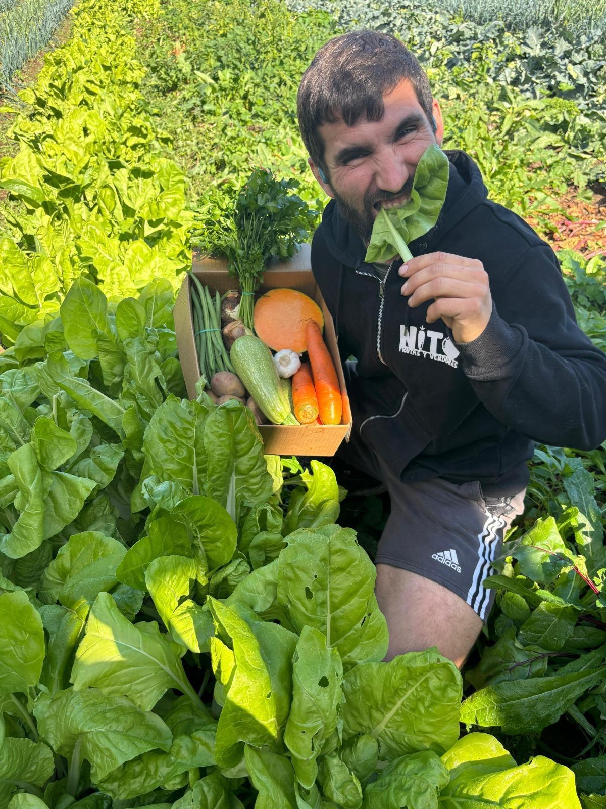 Sergio Rodríguez «Nito» probando los productos que planta.