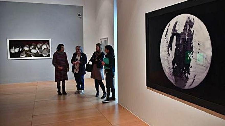 Inauguración de la exposición de Afundación, con la comisaria Mercedes Rozas en el centro.