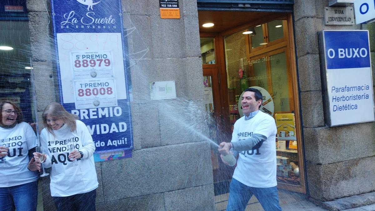 Luis Carballeda, celebrando con champán cuando se conoció el Gordo.