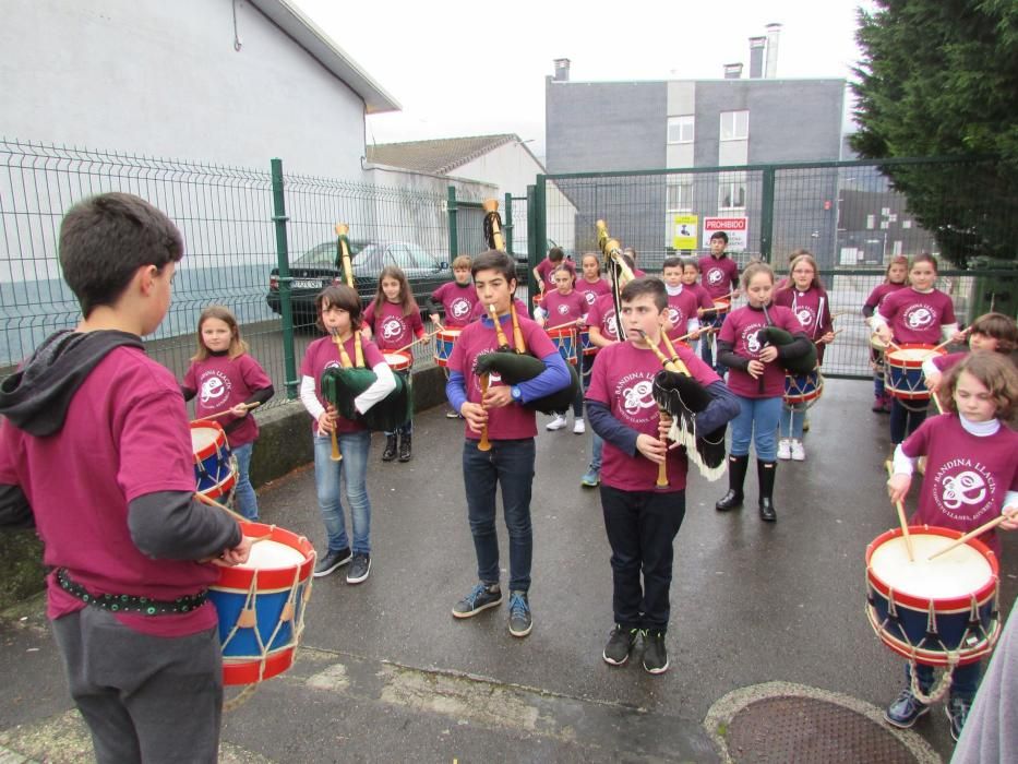 Recibimiento a la banda de gaitas Llacín tras su paso por el desfile de San Patricio de Nueva York