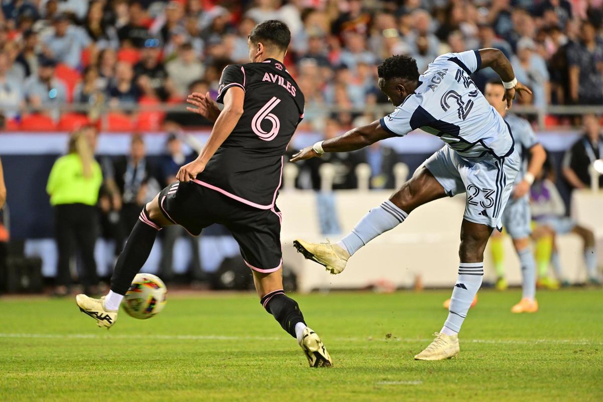 Agada remata a puerta ante Tomás Avilés en el partido de Kansas ante Inter Miami.