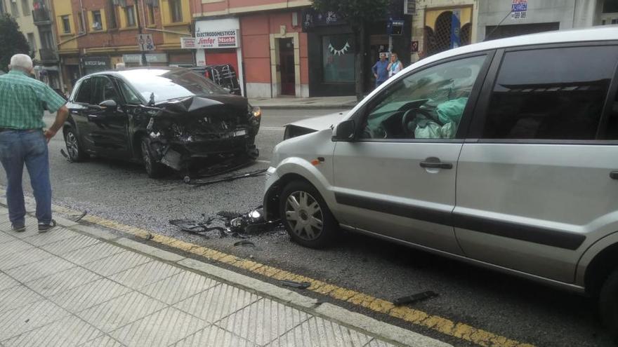 Detenido el conductor ebrio que chocó frontalmente contra otro turismo la Tenderina Alta de Oviedo