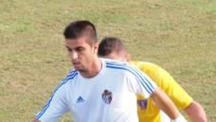 César protege un balón.