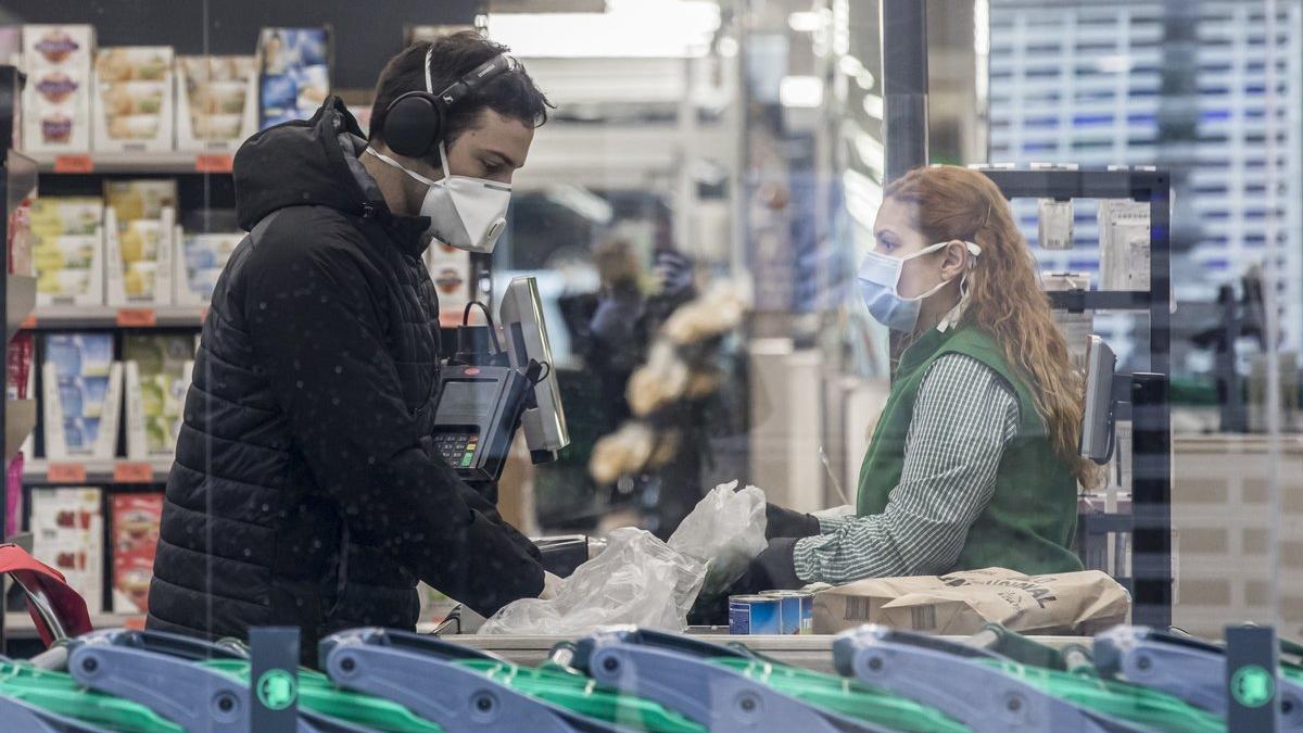 Un cliente pasa por caja en un Mercadona de València.