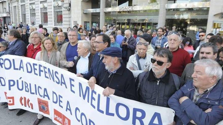 Participantes en la concentración en defensa de la sanidad pública, ayer, en el Obelisco.