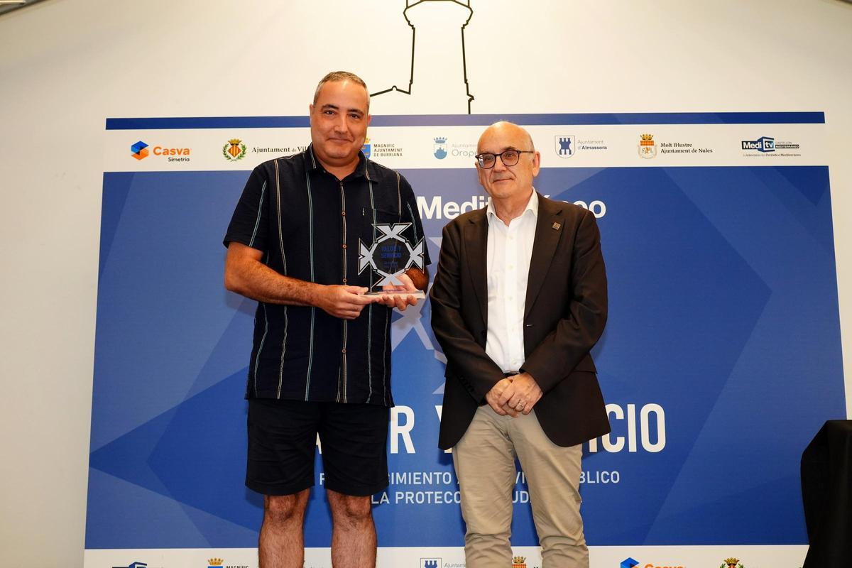 David Buch (I), copropietario del restaurante Ca Tere en la Ribera de Cabanes, recibiendo el premio de las manos de Jesús Lancis (D), rector de la UJI