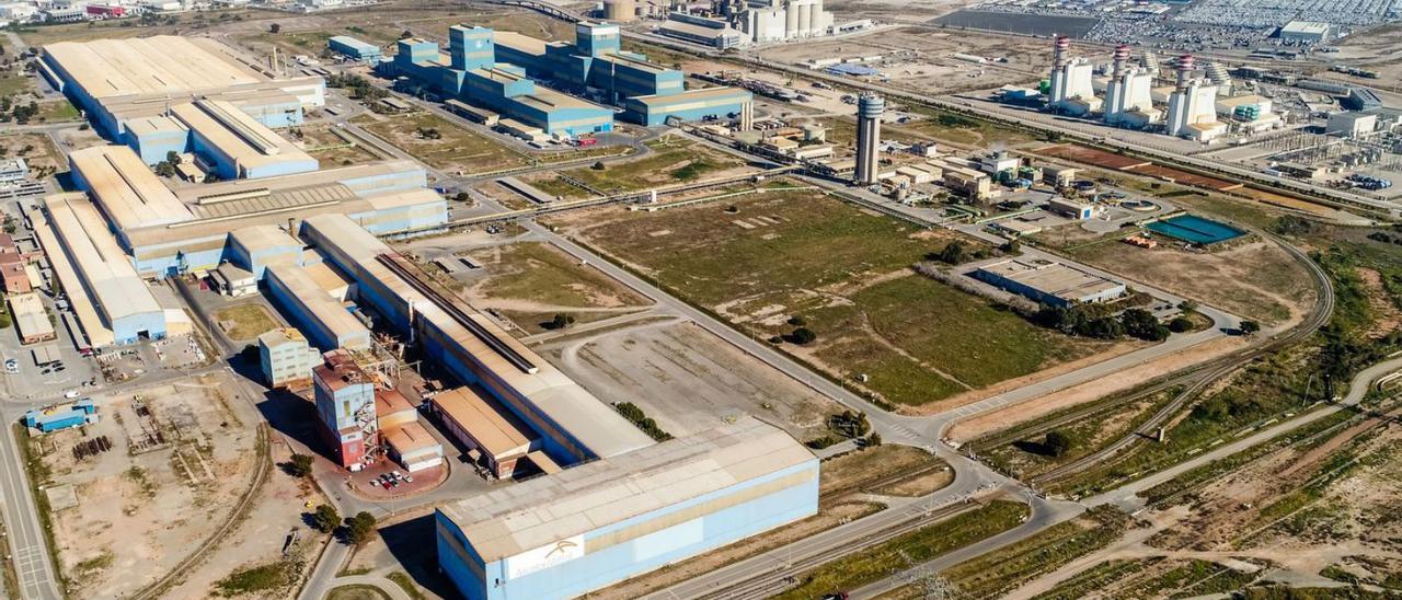 Vista de unos de los sectores industriales del Port de Sagunt. | LEVANTE-EMV