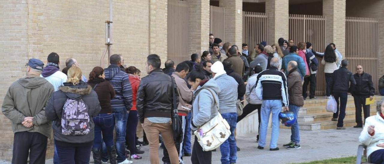 Medio centenar de personas hace cola en el Registro de Gandia.