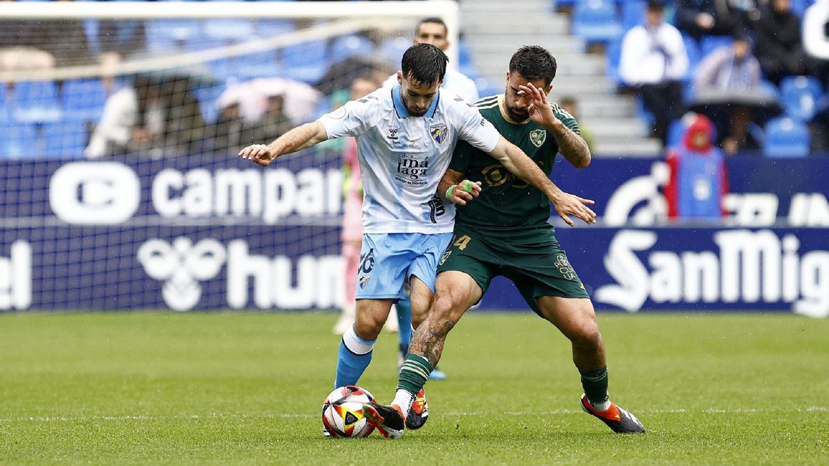 Ramón disputa un balón en el partido ante el Linares.