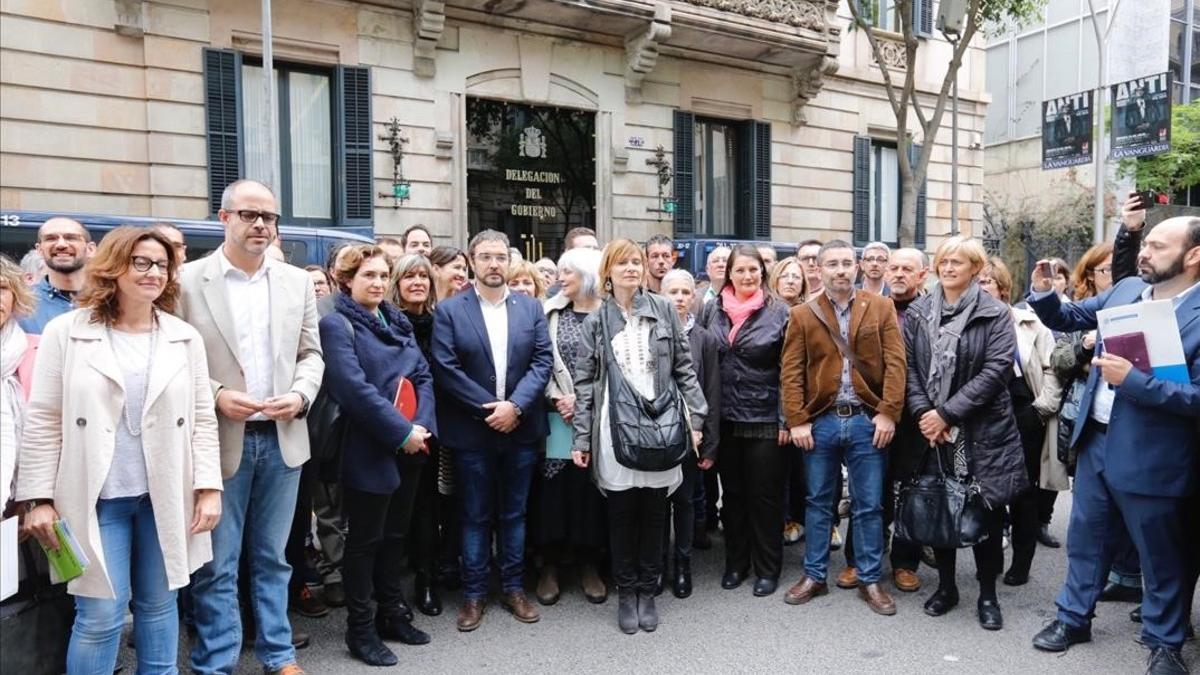 Alcaldes protestan este viernes ante la Delegación del Gobierno en Catalunya por la suspensión de parte de la llamada ley de pobreza energética.