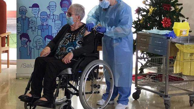 Josefa, la primera vacunada contra el covid-19 en Catalunya