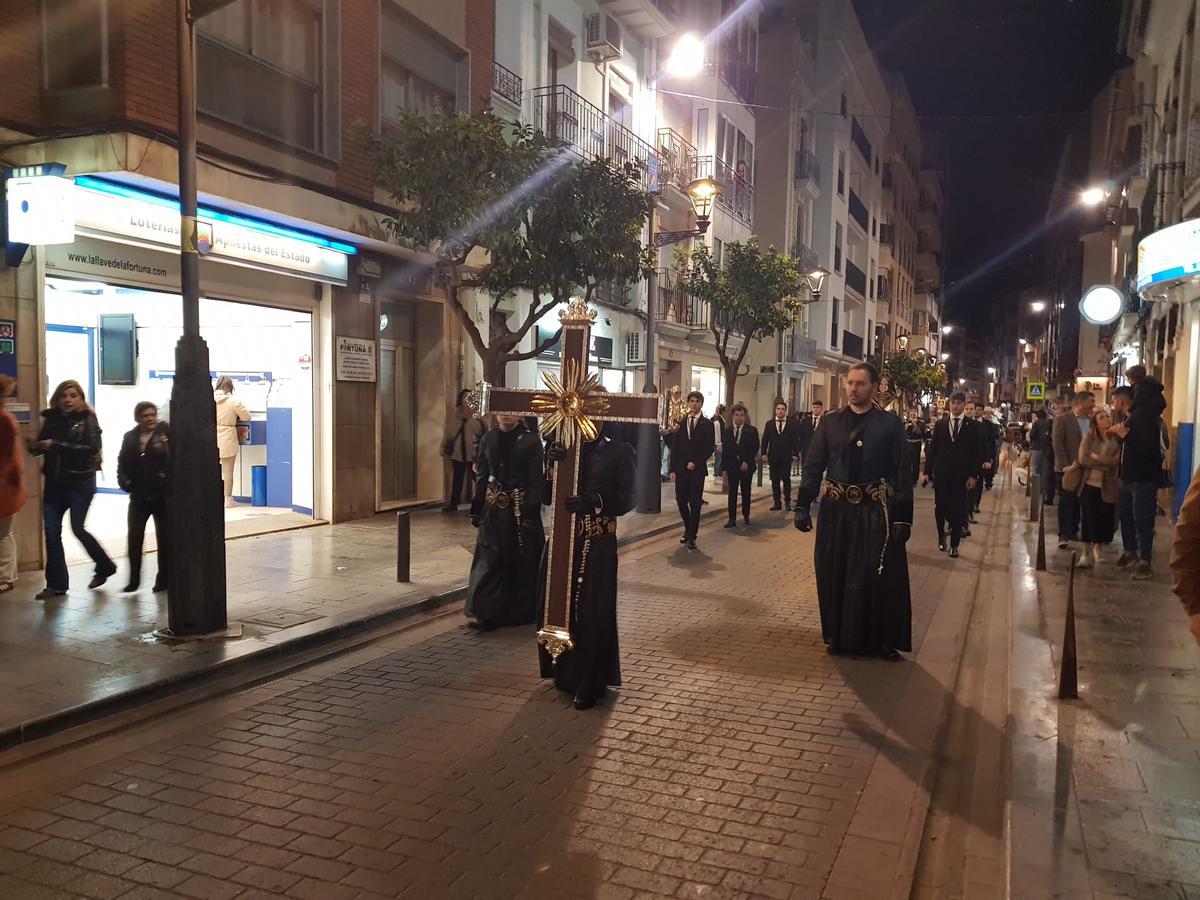 La nueva cruz guía, al ser trasladada a la ermita.