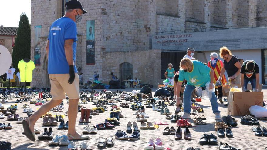 Membres de l&#039;ACN estenent 1.500 sabates a la plaça de la Sant Francesc de Montblanc en un acte simbòlic per commemorar la Diada