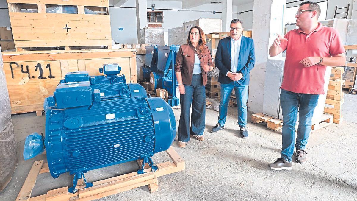 Lola García, Manuel Miranda y Adargoma Hernández, ayer, durante su visita a las instalaciones del CAAF.