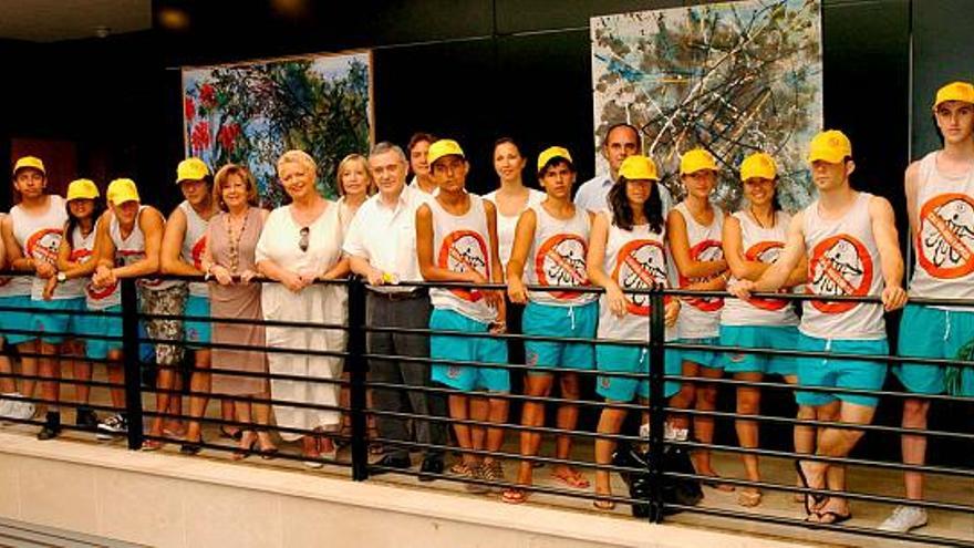 Los doce becarios que trabajan en las playas de Calvià posaron ayer en el Ayuntamiento con los responsables políticos.