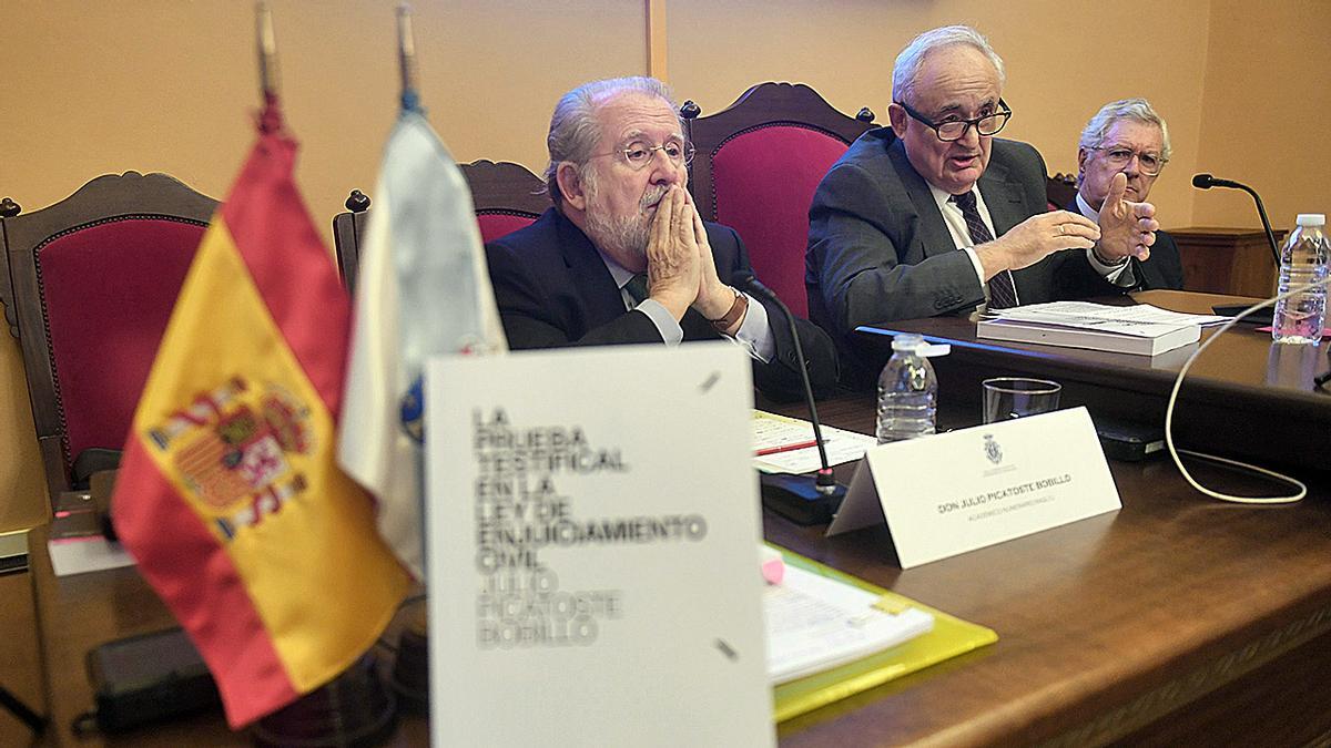 El magistrado jubilado Julio Picatoste presenta su libro, "La prueba testifical en la Ley de Enjuiciamiento Civil". El acto tuvo lugar en la sede de la Real Academia Gallega de Jurisprudencia y Legislación.