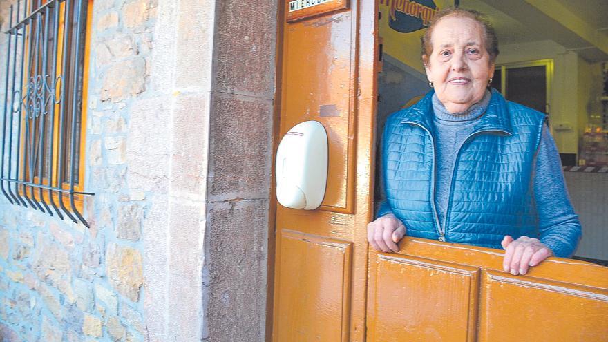 Los guisos de Enedina García hacen historia en Pedroveya: toda la vida al frente del emblemático local Casa Generosa