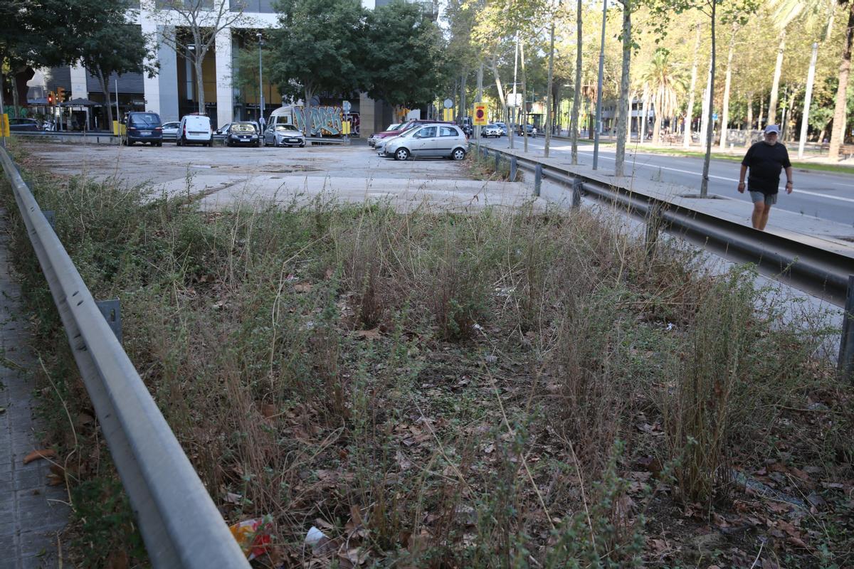 El solar previsto para el huerto urbano que se ha utilizado como un estacionamiento en la zona de Diagonal Mar.