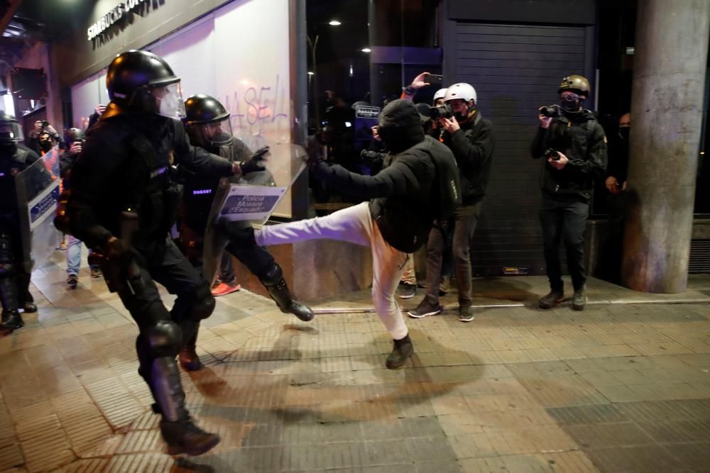 Cinquena nit consecutiva de protestes a Barcelona