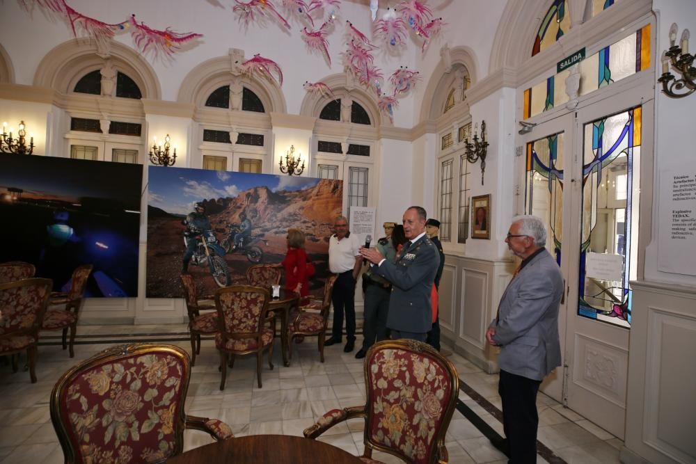 La Sociedad Casino de Torrevieja acoge hasta el lunes una exposición fotográfica de Manuel Lorenzo con motivo del 175 aniversario de la Guardia Civil. La inauguración el martes estuvo precedida por un