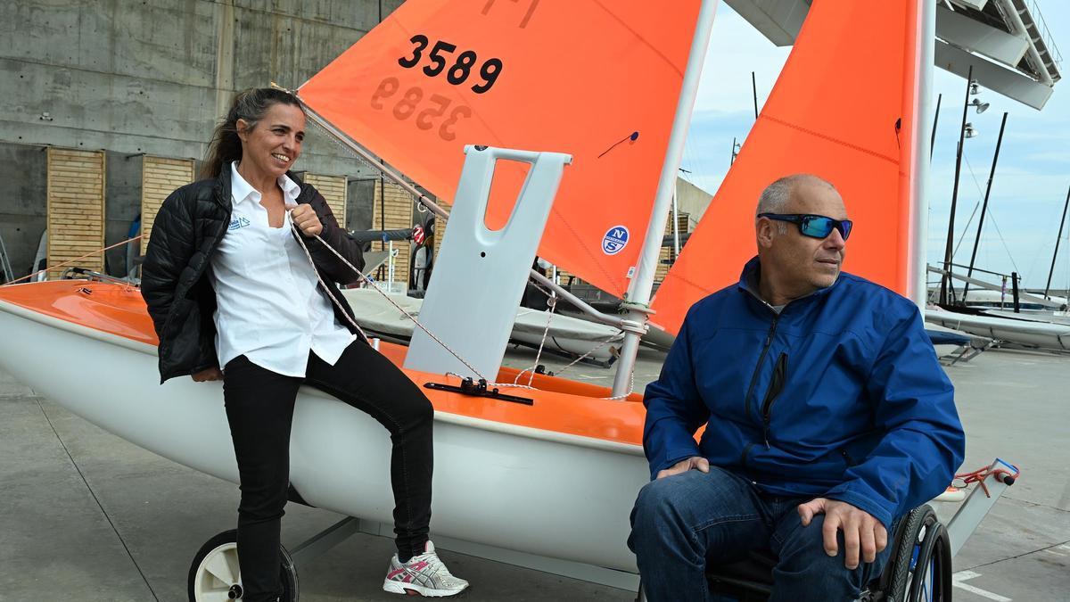 Jordi Cargol, campeón de vela adaptada y referente de la vela inclusiva, y Aina Gelpí, campeona de Europa de vela inclusiva, posan junto a una embarcación de vela adaptada en el Barcelona International Sailing Center del Fórum, tras la presentación de los nuevos proyectos en los que trabajan conjuntamente la Fundación Barcelona Capital Náutica y la Federación Catalana de Vela.