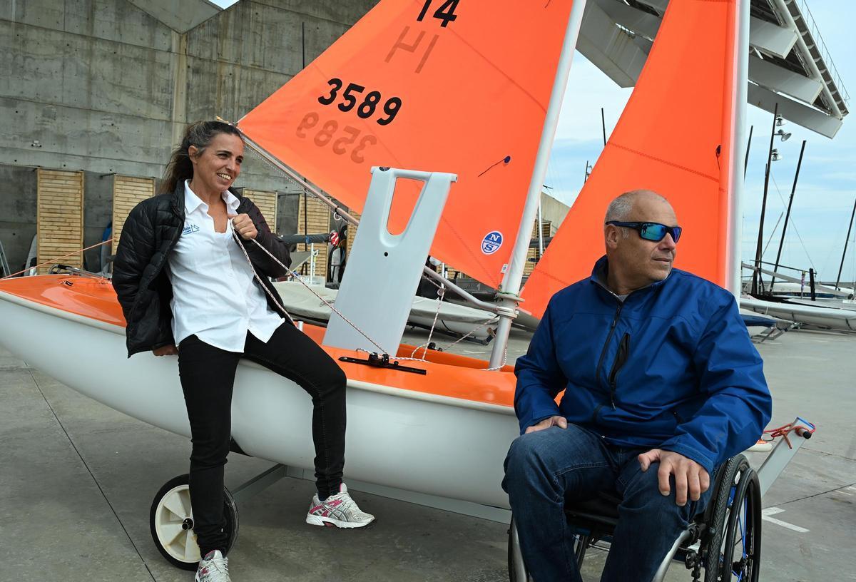 Jordi Cargol, campeón de vela adaptada y referente de la vela inclusiva, y Aina Gelpí, campeona de Europa de vela inclusiva, posan junto a una embarcación de vela adaptada en el Barcelona International Sailing Center del Fórum, tras la presentación de los nuevos proyectos en los que trabajan conjuntamente la Fundación Barcelona Capital Náutica y la Federación Catalana de Vela.