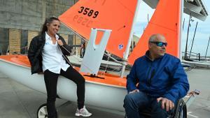 Jordi Cargol, campeón de vela adaptada y referente de la vela inclusiva, y Aina Gelpí, campeona de Europa de vela inclusiva, posan junto a una embarcación de vela adaptada en el Barcelona International Sailing Center del Fórum, tras la presentación de los nuevos proyectos en los que trabajan conjuntamente la Fundación Barcelona Capital Náutica y la Federación Catalana de Vela.