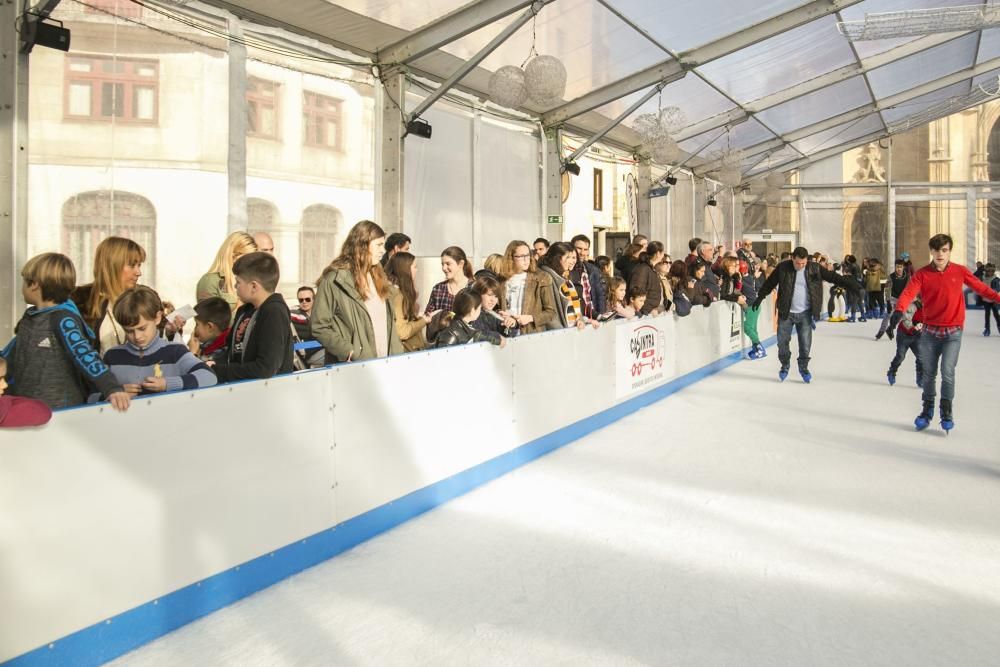 Ambiente en la pista de hielo de Oviedo